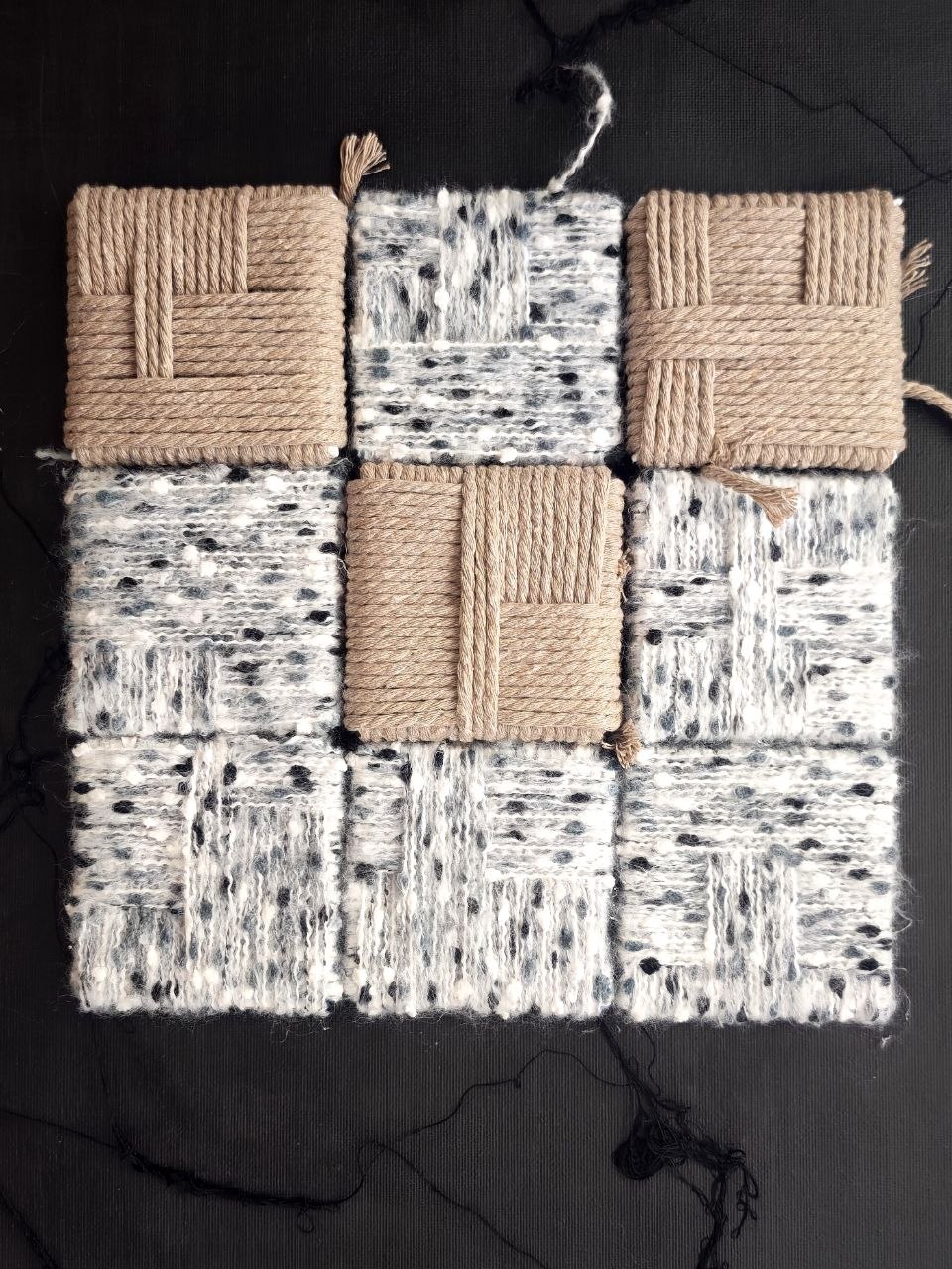 Ross.Wool · «Tarsia di Vento e Sale» — Composizione modulare in lino e filati bicolore, 2024